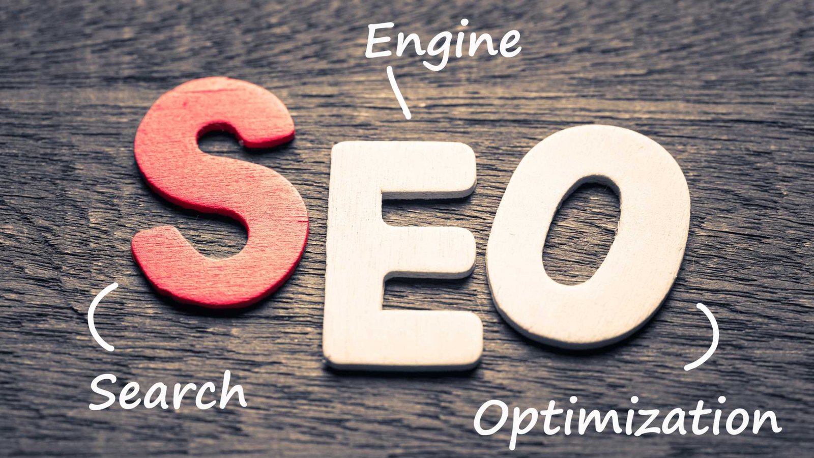Lettre SEO en relief posé sur fond d'aspect bois