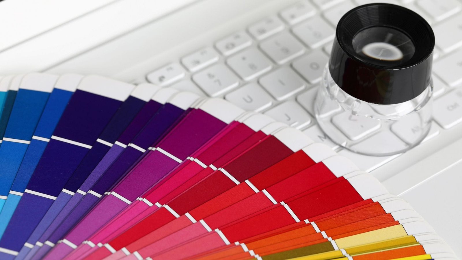 Nuancier de couleurs posé sur un clavier d'ordinateur