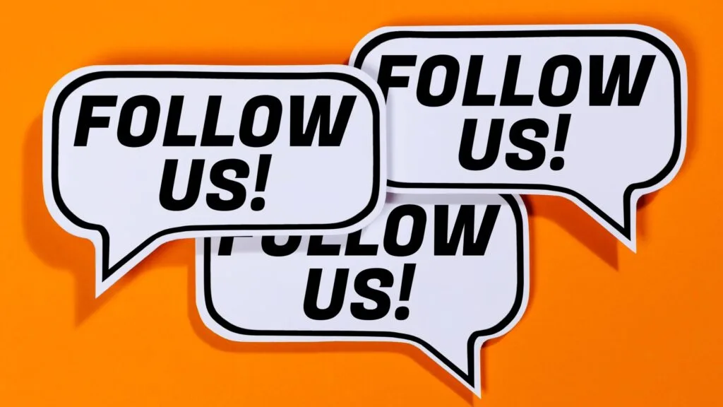 3 bulles dans lesquelles on peut lire "Follow us"