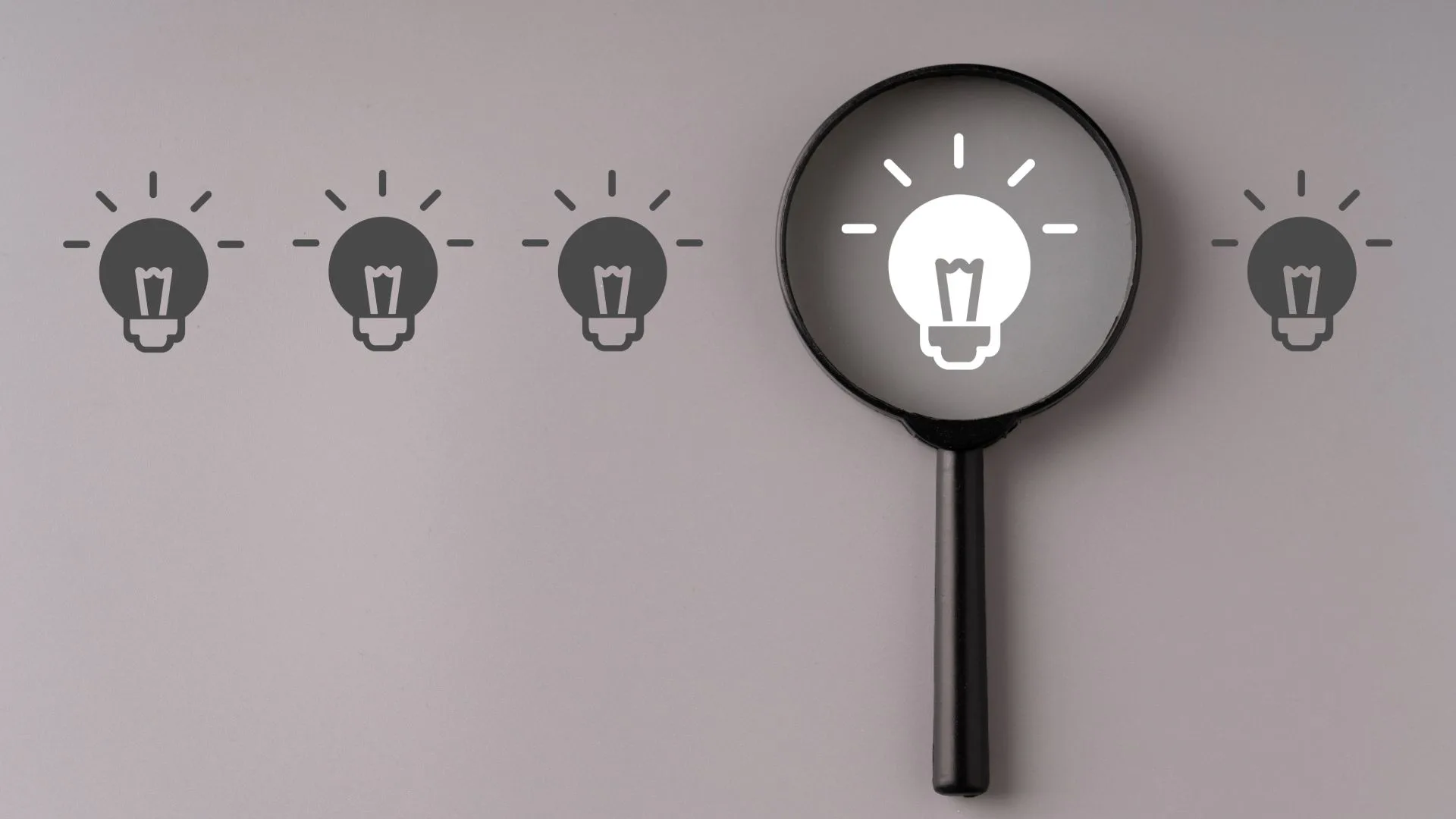 Blog juridique : les meilleures thématiques pour capter des clients - illustration avec 4 ampoules éteintes et 1 allumée