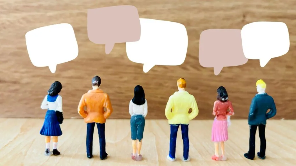 6 Figurines de dos alignées avec une bulle pour chacune représentant un témoignage