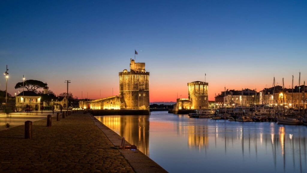 Vue du Vieux-Port de La Rochelle avec les tours médiévales et les bateaux, emblème de la ville