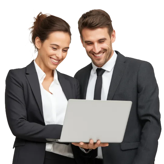 Un couple d’avocats, un homme et une femme, regarde avec satisfaction l’écran d’un ordinateur présentant leur nouveau site internet, symbole d’une agence web spécialisée pour avocats