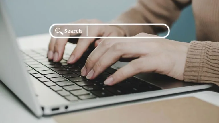 Mains sur un clavier avec une barre de recherche Google en surimpression, symbolisant le SEO avocat en 2025.